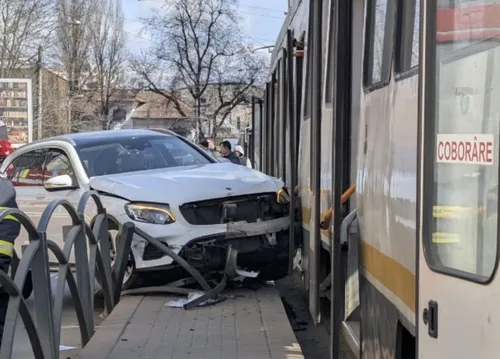 BREAKING | O mașină a lovit un tramvai pe Bd. Octavian Goga. Șoferul, pierzând controlul volanului, a acroșat mai multe persoane din stație