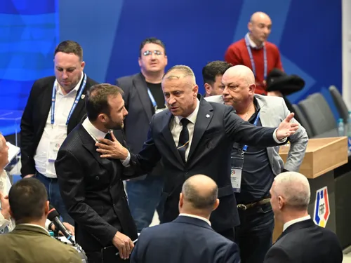 Ilie Drăgan (stânga), pus sub presiune de Gabriel Bodescu și Laurențiu Candrea  / Captură video: Golazo.ro