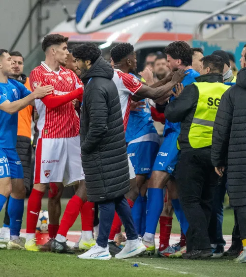 Aproape de bătaie    FOTO.  Încăierare generală pe Arena Națională! Craiovenii au sărit imediat de pe bancă și   l-au încolțit pe Boateng