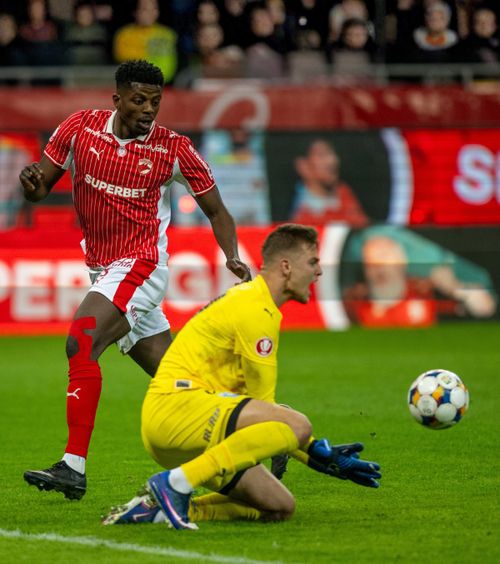 Isenko, revenit și accidentat!  Portarul Craiovei a reintrat cu Dinamo în campionat după 47 de zile.   S-a lovit și a ieșit la pauză. Jucase perfect!