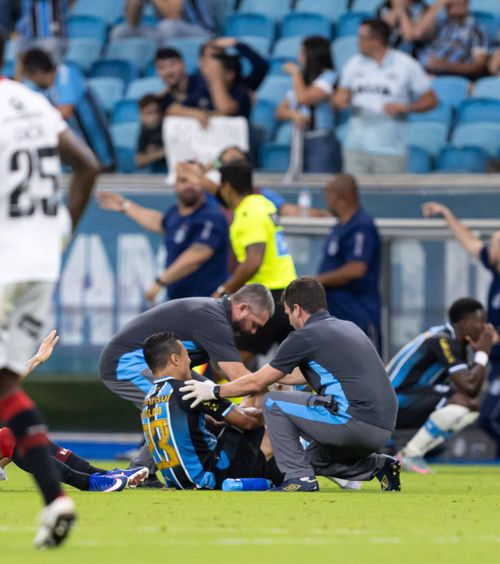 Accidentare horror în Brazilia    FOTO.  Jucătorul lui Gremio a suferit o   fractură de coșmar  » Fostul star al lui Chelsea a izbucnit în lacrimi