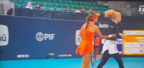 Tensiuni în finalului meciului dintre Katerina Siniakova și Camila Osorio de la Miami Open. Foto: captură X/@jsmove7