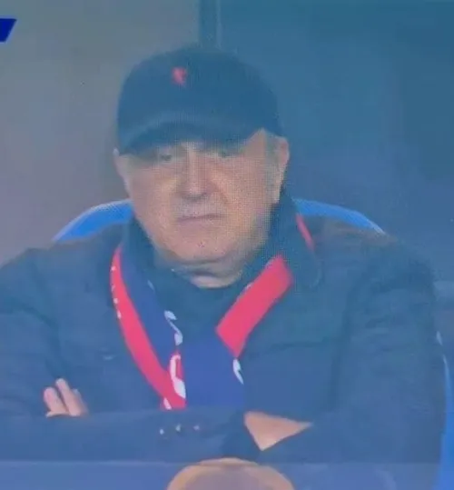 Dan Șucu, în roș-albastru  Cum a fost surprins patronul alb-vișiniilor, în timpul meciului   CFR - Rapid