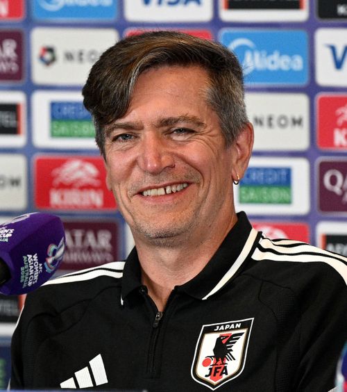 Selecționerul, glumă ciudată  Răspunsul legat de   favorita  partidei: „De ce naiba stai pe rahat, când ai miere chiar lângă?”