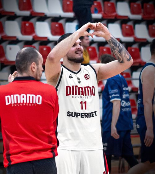 Dinamo a făcut spectacol  „Dulăii” au răsturnat scorul în ultimele secunde ale derby-ului cu   Steaua  din Liga Națională