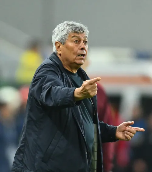 Lucescu are o singură necunoscută  Selecționerul se gândește la al 11-lea nume pentru barajul cu Turcia.   Ce ar putea alege la mijloc