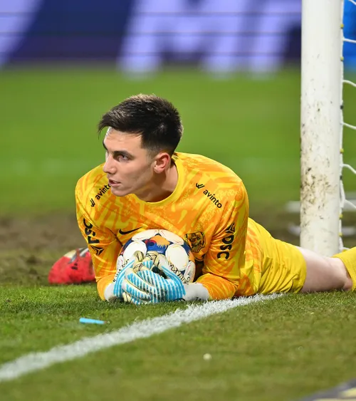 Popa, mai tare decât Aioani    FOTO.  Duelul portarilor convocați de Lucescu pentru barajul CM.   Superparadă și eroare la CFR - Rapid 1-0