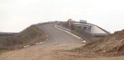 Podul Muzeu peste Autostrada Bucureștiului - A0 care leagă două câmpuri. A costat 1 milion de euro și, la fiecare stricăciune, constructorul vine și-l repară