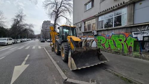 FOTO | Un șofer de excavator a primit amendă că a parcat pe trotuar, pe Bd. Schitu Măgureanu. Care e numărul „magic” pe care-l pot folosi bucureștenii ca să sesizeze astfel de fapte