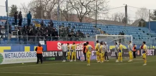 Jucătorii Petrolului, băgați în ședință de fani după meciul cu Metaloglobus Foto captura ecran Digi Sport .jpeg