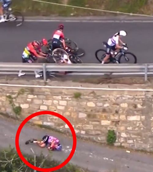 Momente de groază în Milano - SanRemo    VIDEO.   O ciclistă a fost transportată   de urgență la spital  după ce a căzut peste balustradă