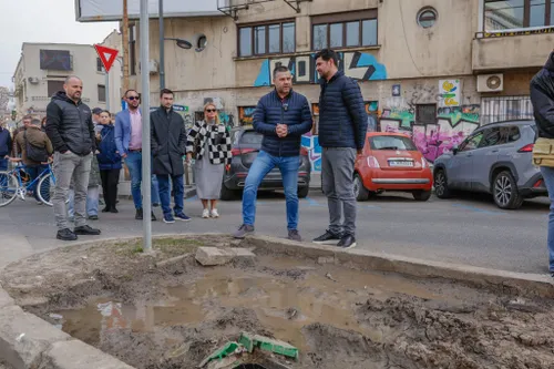 VIDEO | Ciucu și Tuță, la pas prin centrul Bucureștiului, să verifice străzile de pereți mâzgăliți, stâlpișori rupți și mașini parcate pe trotuar. Primarul general: „Afectează viața tuturor”