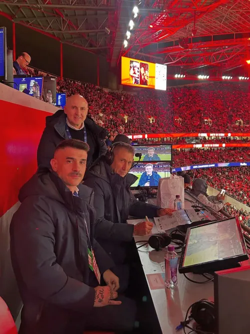 „Cel mai părtinitor comentariu din istorie!”    FOTO:  Microbiștii au luat foc! Cer concedierea jurnaliștilor:   „Comentează cu fularul lui Real Madrid la gât!”