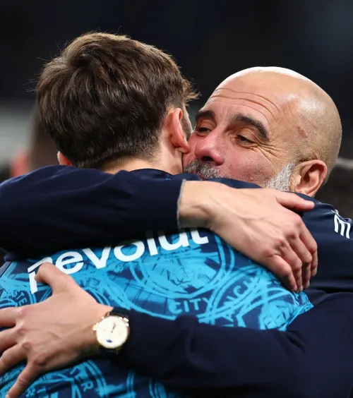 Guardiola a comis-o din nou!    FOTO.  Antrenorul spaniol a fost surprins iarăși cu   zgârieturi pe cap,  după triumful cu Arsenal!