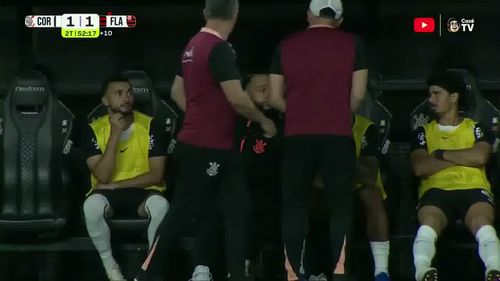 Memphis Depay, surprins în timp ce utiliza telefonul mobil la meciul Corinthians - Flamengo (1-1). Foto: „X”@topskillsportuk