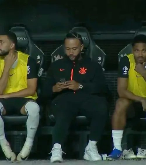 Depay, cu telefonul pe bancă    FOTO.  Olandezul, în centrul unei controverse în Brazilia.   A fost certat de staff!  Cum se justifică: „Puteam să rămân în vestiar”