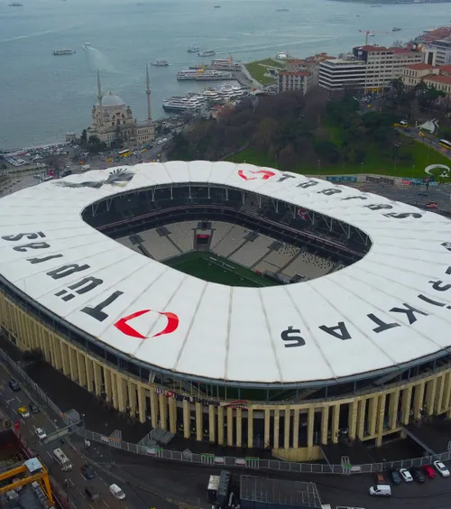 Aici jucăm cu Turcia la ea acasă    FOTO+VIDEO.  GOLAZO.ro îți prezintă arena Beșiktaș văzută din dronă.   Cum arată gazonul la Istanbul!