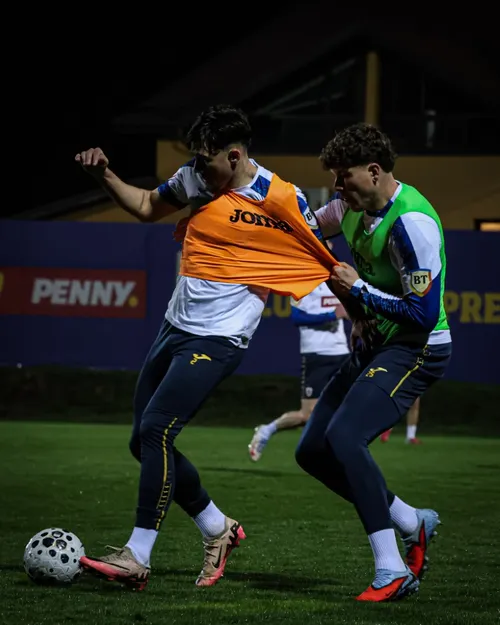 Ultimul antrenament al României înainte de plecarea în Turcia. Foto - FRF (2).jpg