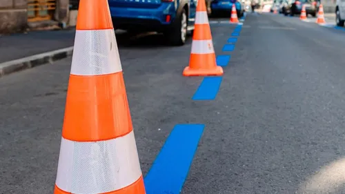 100 de noi locuri de parcare albastre, cu plată, apar astăzi pe strada General Berthelot. PMB roagă riveranii să mute mașinile, ca să traseze mai repede marcajele