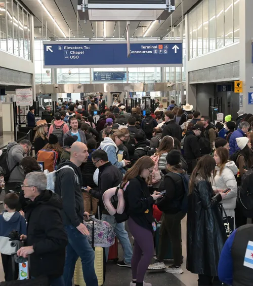 Alarmă de gradul zero în SUA  Haosul de pe aeroporturi amenință să transforme Mondialul din 2026   într-un coșmar logistic