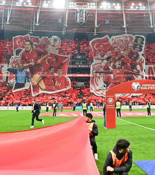 INFERNUL ROȘU DIN ISTANBUL  România, încolțită într-o atmosferă copleșitoare:   turcii ne-au împins în infern!  Scenografie impresionantă pe toată tribuna 2