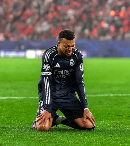 „Real Madrid l-a pus să mintă!”   Kylian Mbappe, criticat după ce a negat dezvăluirile despre gafa doctorilor:   „E incredibil! Ne iau de proști”