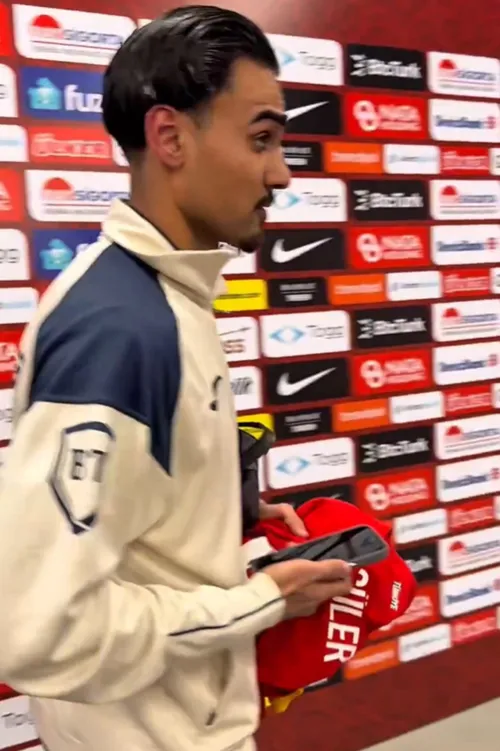 Ștefan Baiaram, cu tricoul lui Arda Guler în mână. Foto: Captură X/@bbosports