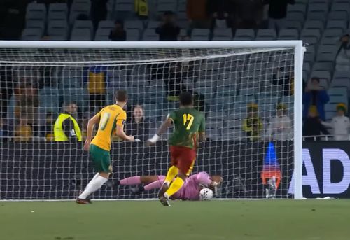Penalty-ul apărat de Devis Epassy în Australia - Camerun. Foto: captură YouTube/Football Australia