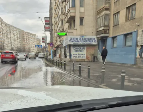 FOTO | Paradoxul București: Cum devin străzile mult mai murdare după curățenie. Pe Ștefan cel Mare, "igienizarea" lasă în urmă bălți, năclăială și mizerii la bordură