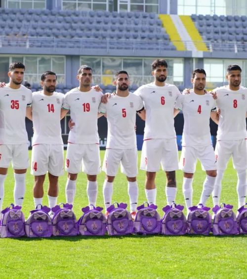 Cu ghiozdane pe teren   Jucătorii Iranului, omagiu emoționant pentru copiii uciși într-un   atac asupra unei școli primare