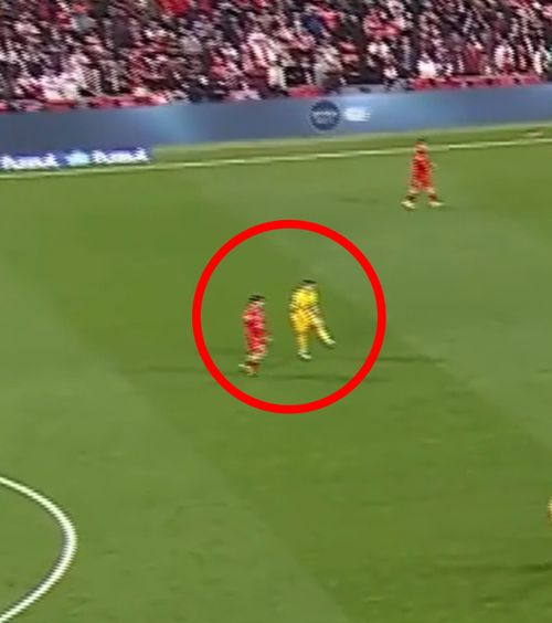 Momentul în care Dennis Man își aranjează jambierele și e lăsat în urmă de Ferdi Kadioglu (FOTO: captură Prima Sport 1)