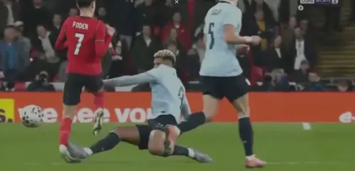 Intrarea lui Ronald Araujo asupra lui Phil Foden, în Anglia - Uruguay. Foto: captură X/@FRBlueMoon