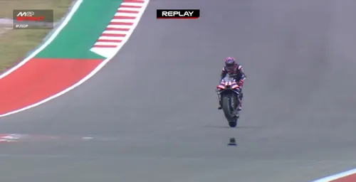 Momentul în care Jorge Martin a căzut de pe motocicletă. Foto: captură X/MotoGP