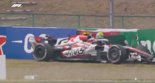Oliver Bearman a lovit parapetul în Marele Premiu al Japoniei, după ce a încercat să treacă de Franco Colapinto. Foto: captură f1.com