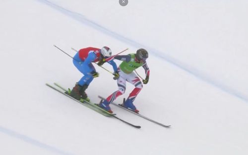 Momentul când Youri Duplessis-Kergomard îl lovește pe Simone Deromedis. Foto: captură X/@max_ambesi