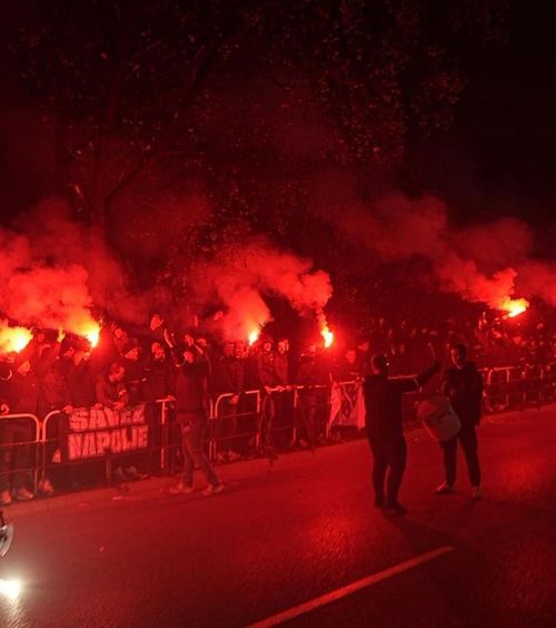 O mașină ca să vezi jocul din bloc!    Nebunie la Zenica.  Toată Bosnia vrea să fie la stadion pentru barajul CM cu Italia » Cât costă un bilet pe piața neagră