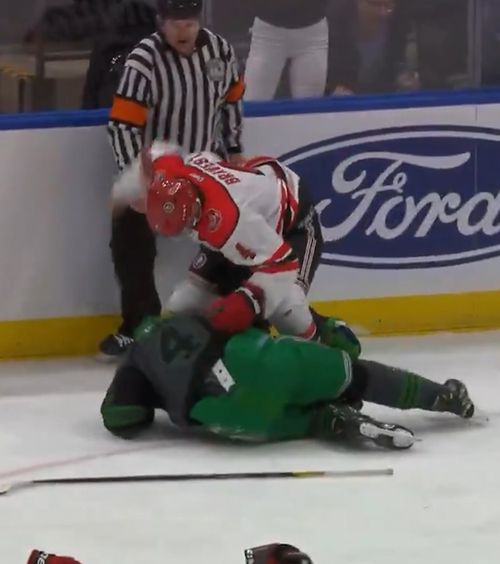 Polițiștii s-au bătut cu pompierii!    FOTO+VIDEO.  Imagini uluitoare din SUA: momentul în care se iscă o bătaie generală la   un meci de hochei caritabil