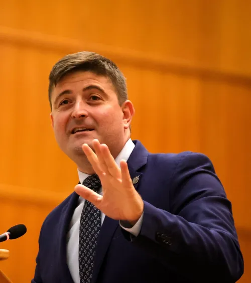 Ironii în Parlament  Deputat USR, taxat pentru că   s-a opus proiectului de lege «Anul Ilie Năstase»:  „El se poate mândri doar cu o participare la Vara Ispitelor”