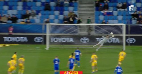 Slovacia - România. Ionuț Radu, paradă senzațională la lovitura liberă executată de Haraslin. Foto - captură Antena 1 (9).jpg