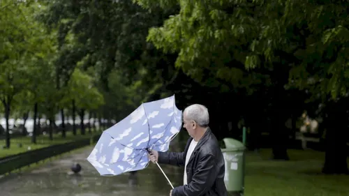 Dublă alertă meteo în București, un cod galben de vânt puternic și unul de ploi abundente, emise de ANM. Prognoza specială pentru Capitală, actualizată de ANM