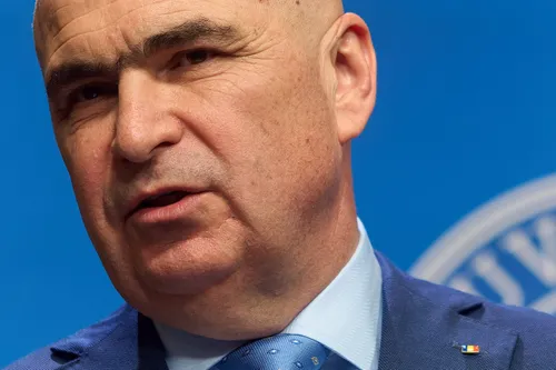 Frumos șpagat domiciliar al domnului Bolojan. În timp ce locuiește într-o vilă de protocol din București, cea de pe strada Gogol, susține că trăiește într-un apartamențel