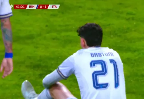 Eliminarea lui Alessandro Bastoni în Bosnia - Italia. Foto: captură X/@princechika861