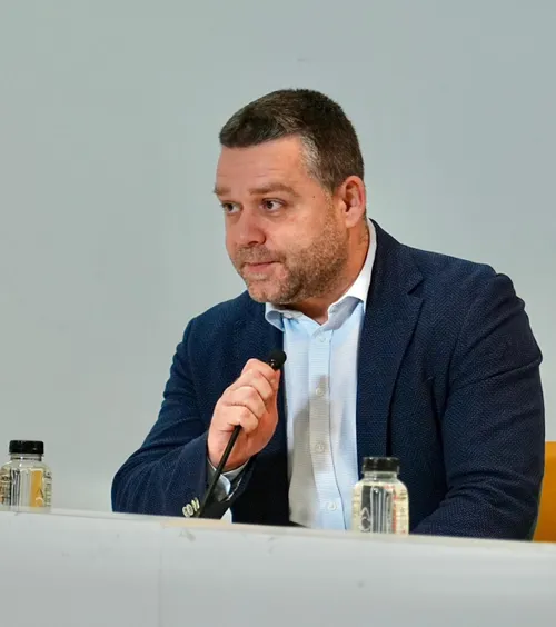 „Căutăm un nou teren”    Ciprian Ciucu  anunță că proiectul noii Săli Polivalente rămâne blocat: „Nu am opt milioane să dau în plus”