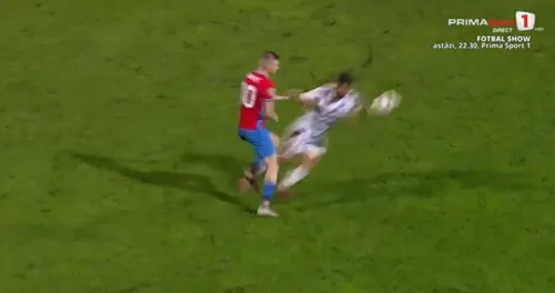 Enriko Papa nu a văzut al doilea cartonaș galben după o intrare la Tănase. Foto: captură Prima Sport