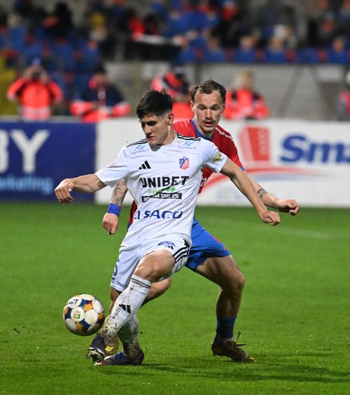 „Mă mir că nu vede nimic”    FOTO.     Două faze controversate  la Botoșani, ambele judecate împotriva campioanei: „99,99% penalty!”