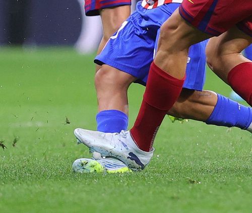 Atacul lui Gerard Martin la Atletico - Barcelona 1-2. Întâi pe minge, apoi pe glezna lui Almada Fotografii: capturi TV