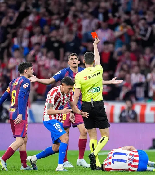 Rațiu, dat exemplu!    FOTO+VIDEO.    Scandal la Atletico - Barcelona.  Ce ar fi trebuit să facă arbitrul la cea mai controversată fază