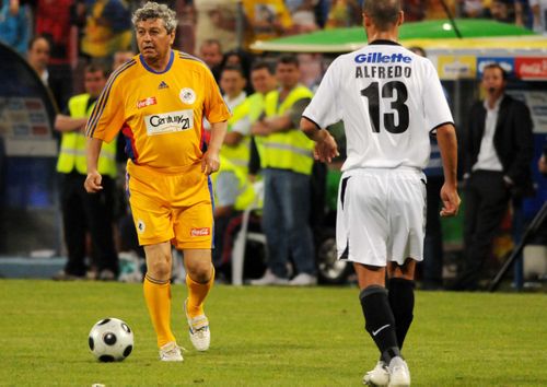 2008. Lucescu, din nou pe teren la meciul Stelele României vs. Stelele Lumii. Foto - sportpictures.eu.jpg