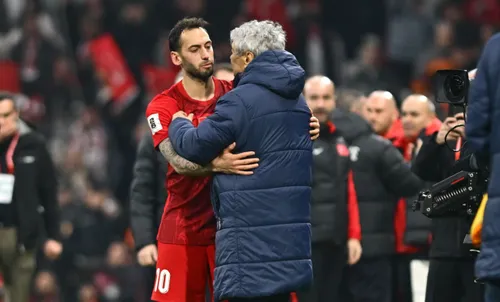 2026. TURCIA - ROMÂNIA. Ultimul meci al lui Lucescu pe banca naționalei, îmbrățișat de fostul elev Calhanoglu. Foto - Raed Krishan.jpg