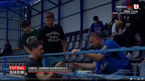 Horia Mladinovici le-a împărțit cartonașe copiilor. Foto: capturi Prima Sport